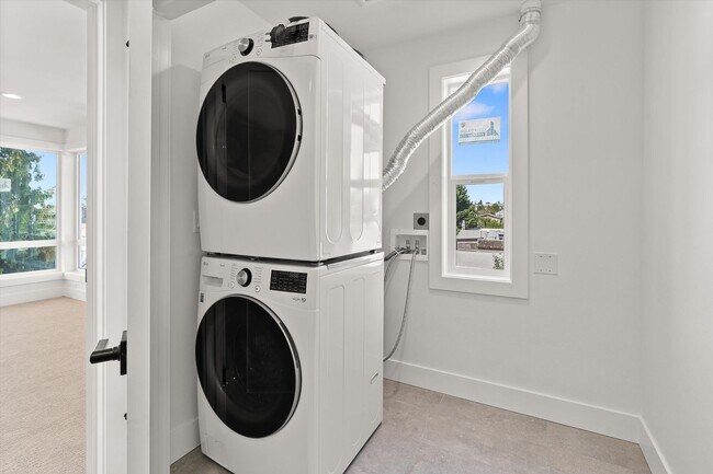Building Photo - Beautiful Greenwood Townhome with Rooftop ...