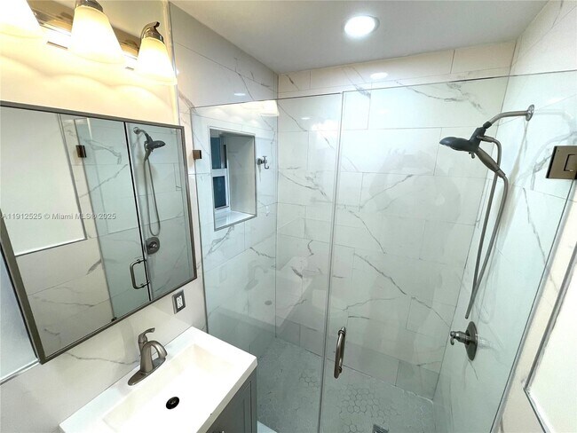 Building Photo - 125 Edgewater Dr