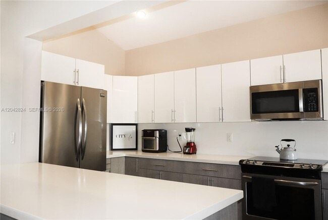 Building Photo - 513 SW 18th Ct