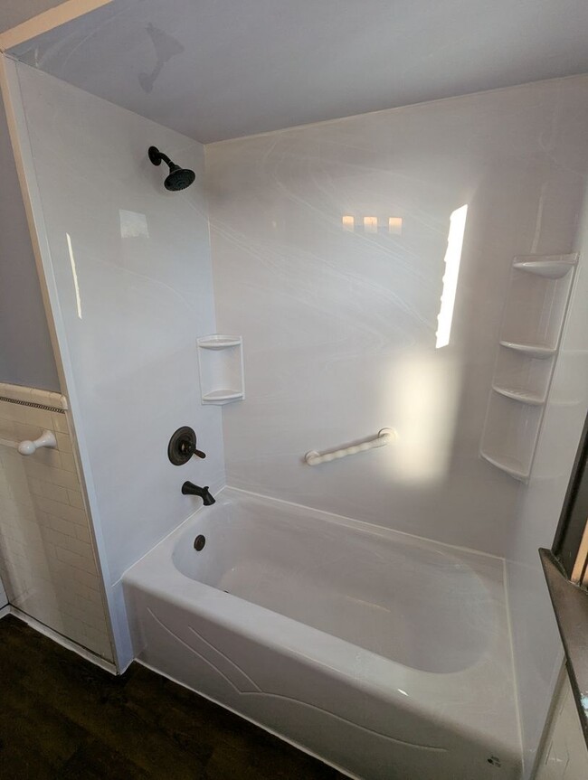 Building Photo - 3 Bedroom 1.5 Bathroom House (Greenfield)