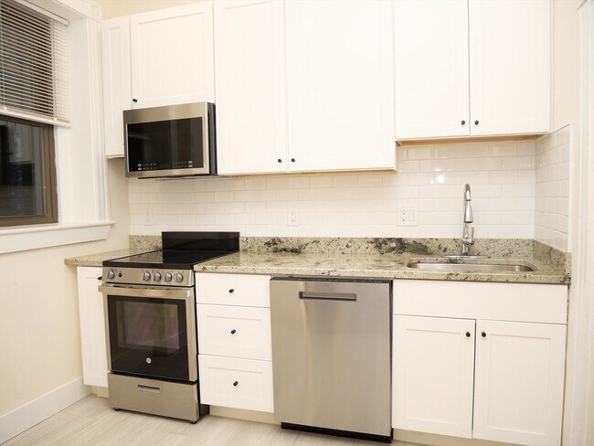 Building Photo - 1378 Beacon St