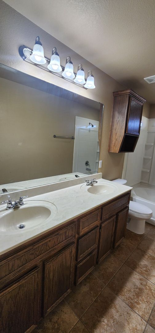 Building Photo - 2 bedroom 2 bath close to Clear Creek 8/12 move in date