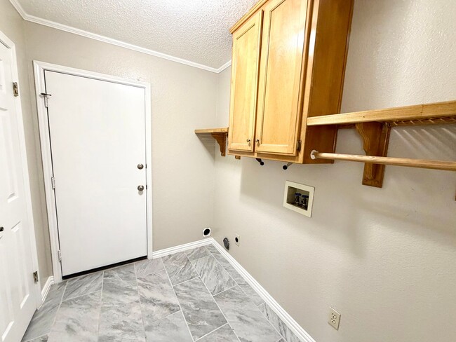 Building Photo - 3 Bedroom 2 Bath in Midway ISD