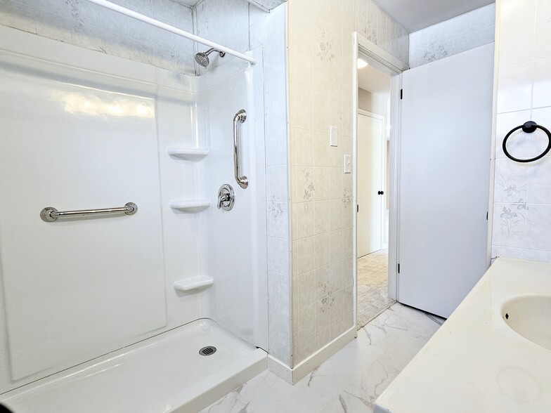 Building Photo - 800 Galen Hall Rd