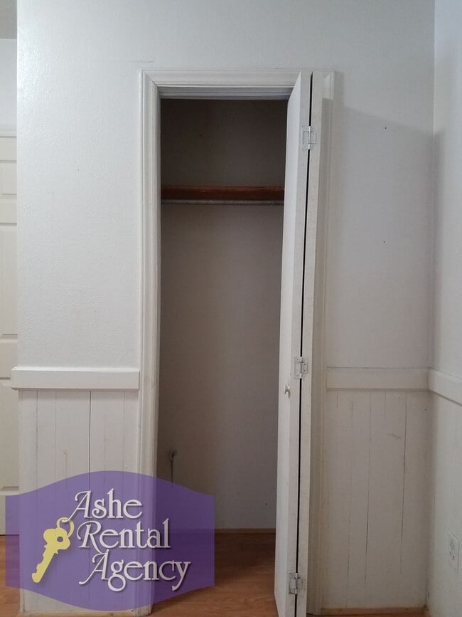 Building Photo - Charming 2 Bedroom 1 Bathroom Cottage By the River