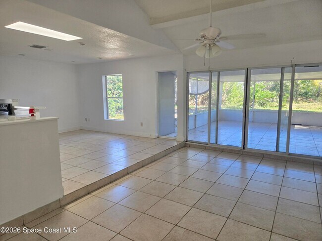 Building Photo - 771 Onyx Dr NE