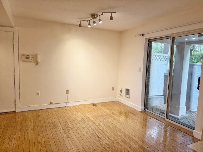 Building Photo - Spacious 2 BED 1.5 BATH Condo rental close to Quincy Center!