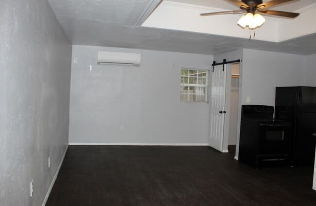 Building Photo - STUDIO GARAGE APARTMENT, ALL BILLS PAID