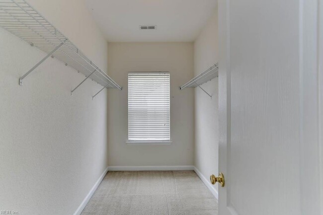 Building Photo - 528 Normandy St