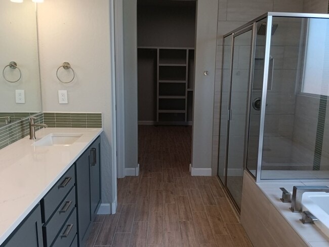 Building Photo - Stunning 4-bedroom, 3.5-bathroom home loca...