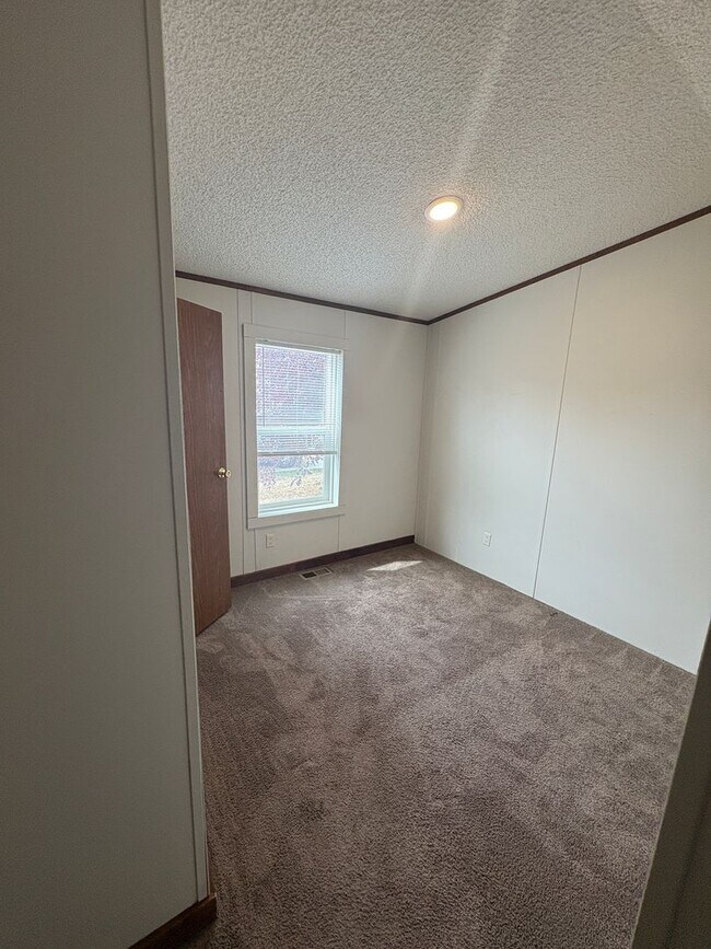 Building Photo - 306 White Oak Dr