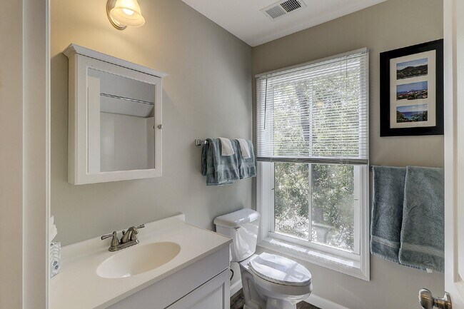 Building Photo - One Bedroom Apartment Available in The Heart of The Promenade!