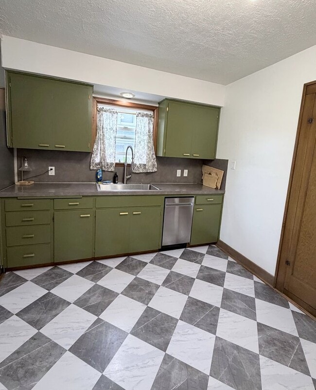 Building Photo - Charming 2 bedroom 1 bath house Available 05/01/2026