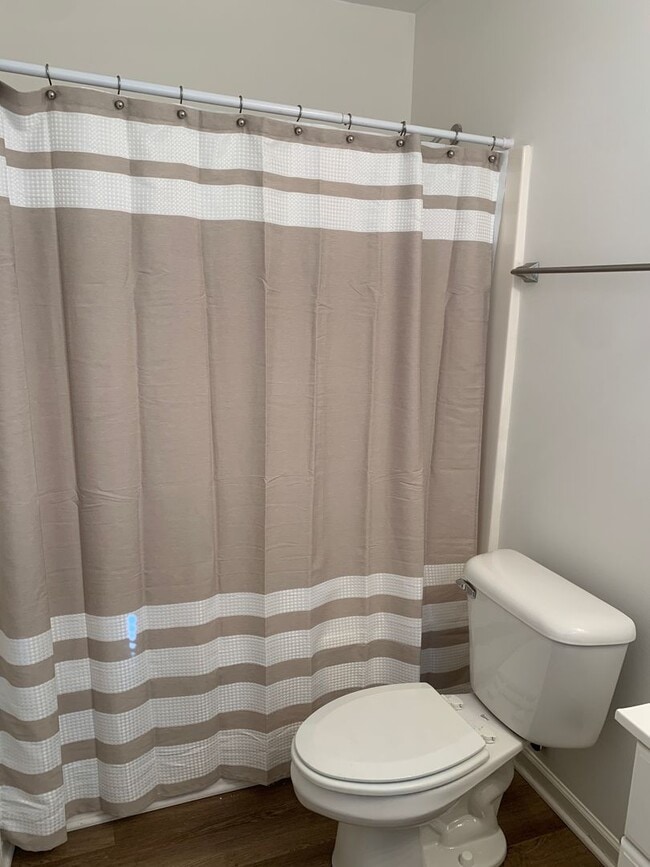 Building Photo - 3 Bedroom, 2 Bath House Available Now on Hillsdale Drive