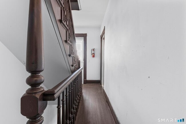 Building Photo - 1380 Bank St