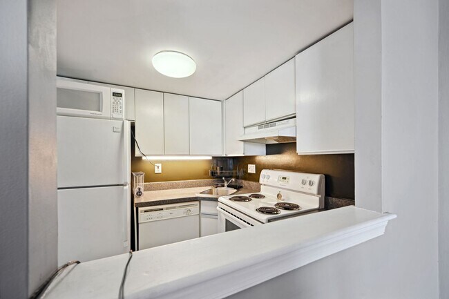 Building Photo - Dupont Circle with Secured Parking! Sun-fi...