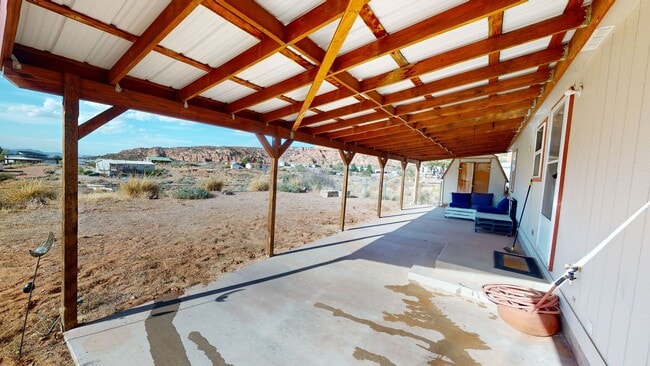 Building Photo - Unfurnished 2 bedroom home with large yard