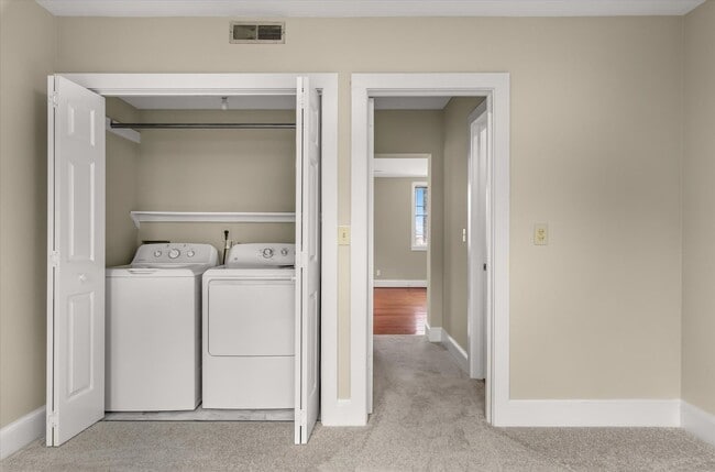 Building Photo - Harleston Village 3 Bed/2.5 Bath Gem Avail...