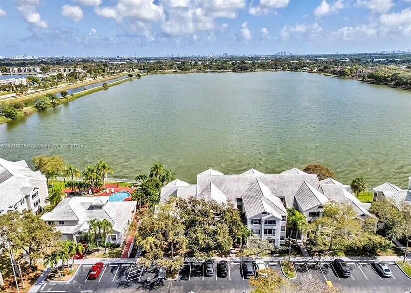 Building Photo - 2880 N Oakland Forest Dr