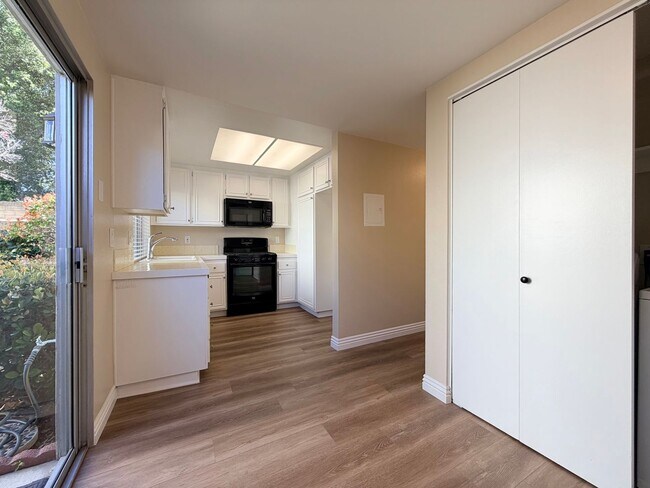 Building Photo - Beautiful End-Unit Townhome 2 bedroom and 1.5 bath