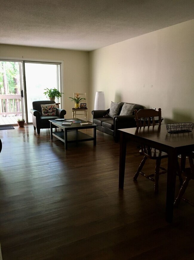 Building Photo - Townhome