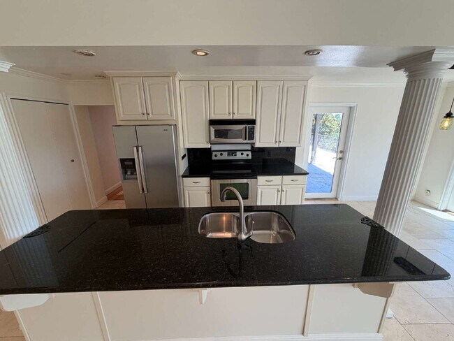 Building Photo - "Charming 2-Bedroom Retreat with Granite Accents & Gleaming Hardwood Floors in Lafayette!"