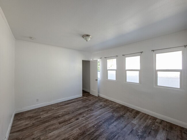 Building Photo - Elegant 3BD/2BA Oasis in the Heart of Glen...