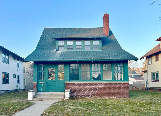 Building Photo - Inviting 6 Bedroom 1.5 Bathroom Home in St. Paul!