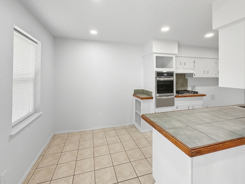 Building Photo - 2120 Vickie Dr
