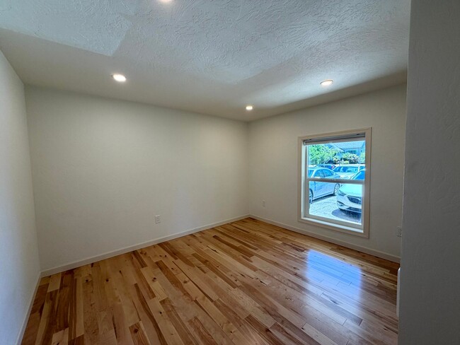 Building Photo - 735 E 23rd Ave