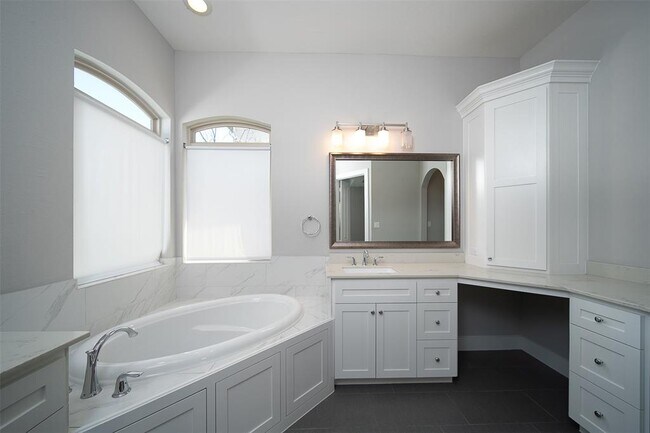 Building Photo - 5743 Kiam St