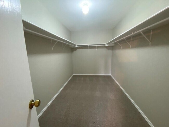 Building Photo - 330 Mistletoe Ln
