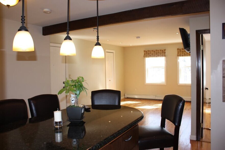 Building Photo - 16 Clarmore Dr