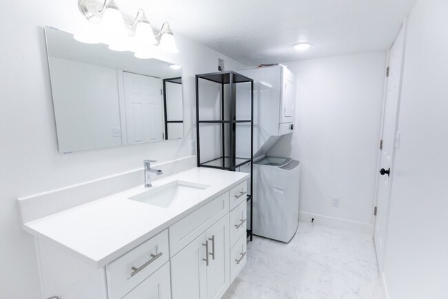 Building Photo - Modern 2-Bedroom Apartment in Peaceful Eag...
