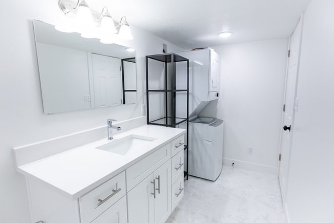 Building Photo - Separate Entrance 2-Bedroom Basement Unit ...