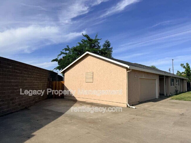 Building Photo - 3805 32nd Ave