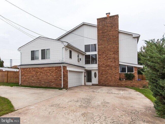 Building Photo - 1712 12th St S