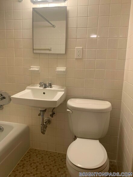 Building Photo - 168 N Beacon St