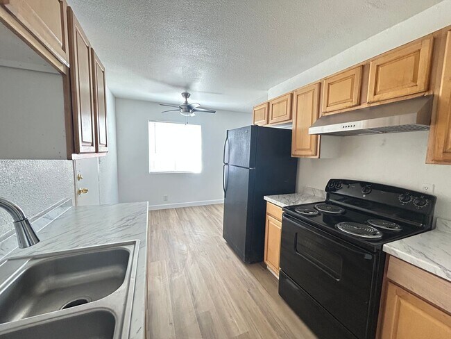 Building Photo - No HOA! 3 Bedroom 2 Bathroom House!