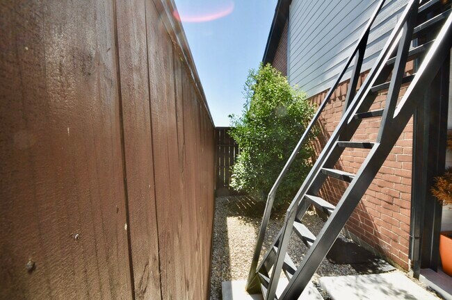 Building Photo - 3330 Beran Dr