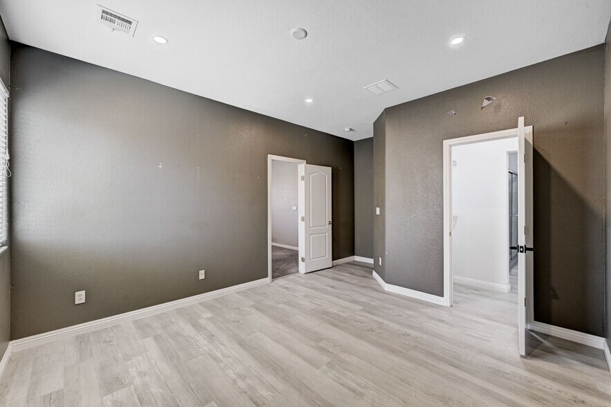 Building Photo - 8125 Chestnut Hollow Ave
