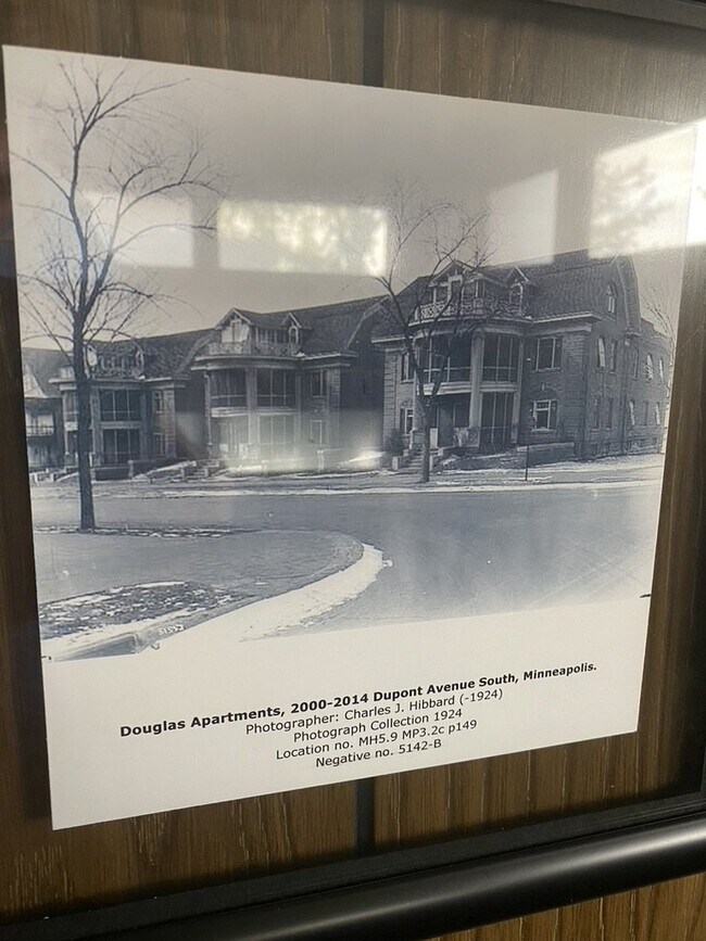 Building Photo - 1 Bed 1 Bath Historic Preserved Douglas Apartments in Desirable Lowry Hill Available Now!