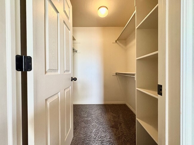 Building Photo - Modern 2 Bed Townhome | Garage, Views & Easy I-15 Access!