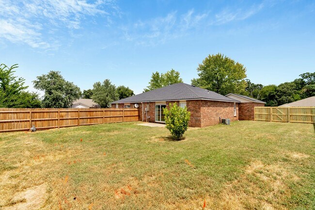 Building Photo - 3 Bed 2 Bath duplex just minutes to I-49