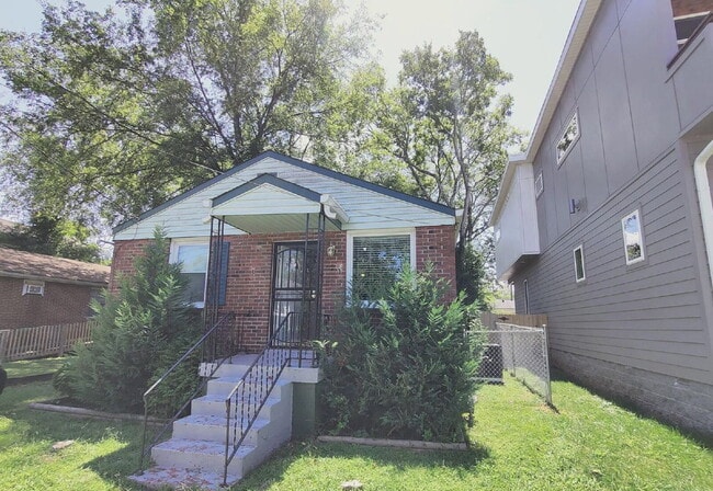 Primary Photo - 3 bd/1 bth w/fenced yard. Close to all thi...