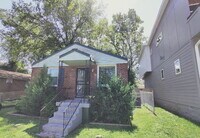 Building Photo - 3 bd/1 bth w/fenced yard. Close to all things Nash!