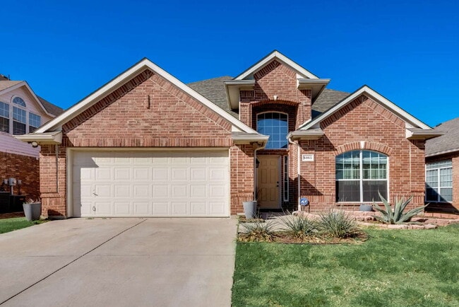 Building Photo - Great 4 bed 2 bathroom 2 story home minute...