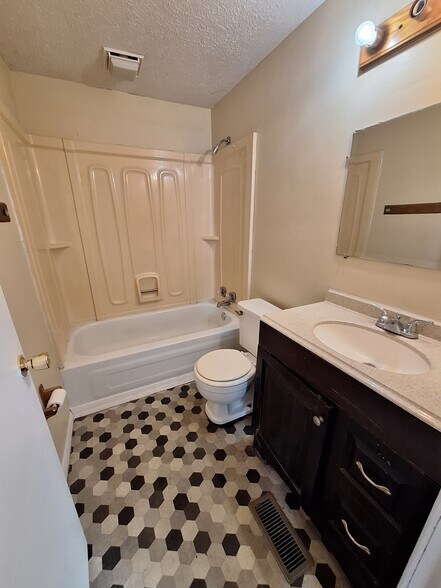 Bathroom - 2609 Pioneer Rd
