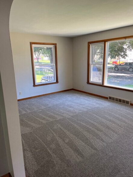 Building Photo - 856 Redwood Dr