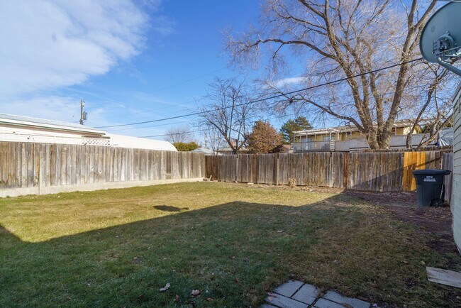 Building Photo - Updated Rambler w/ Fenced Backyard!